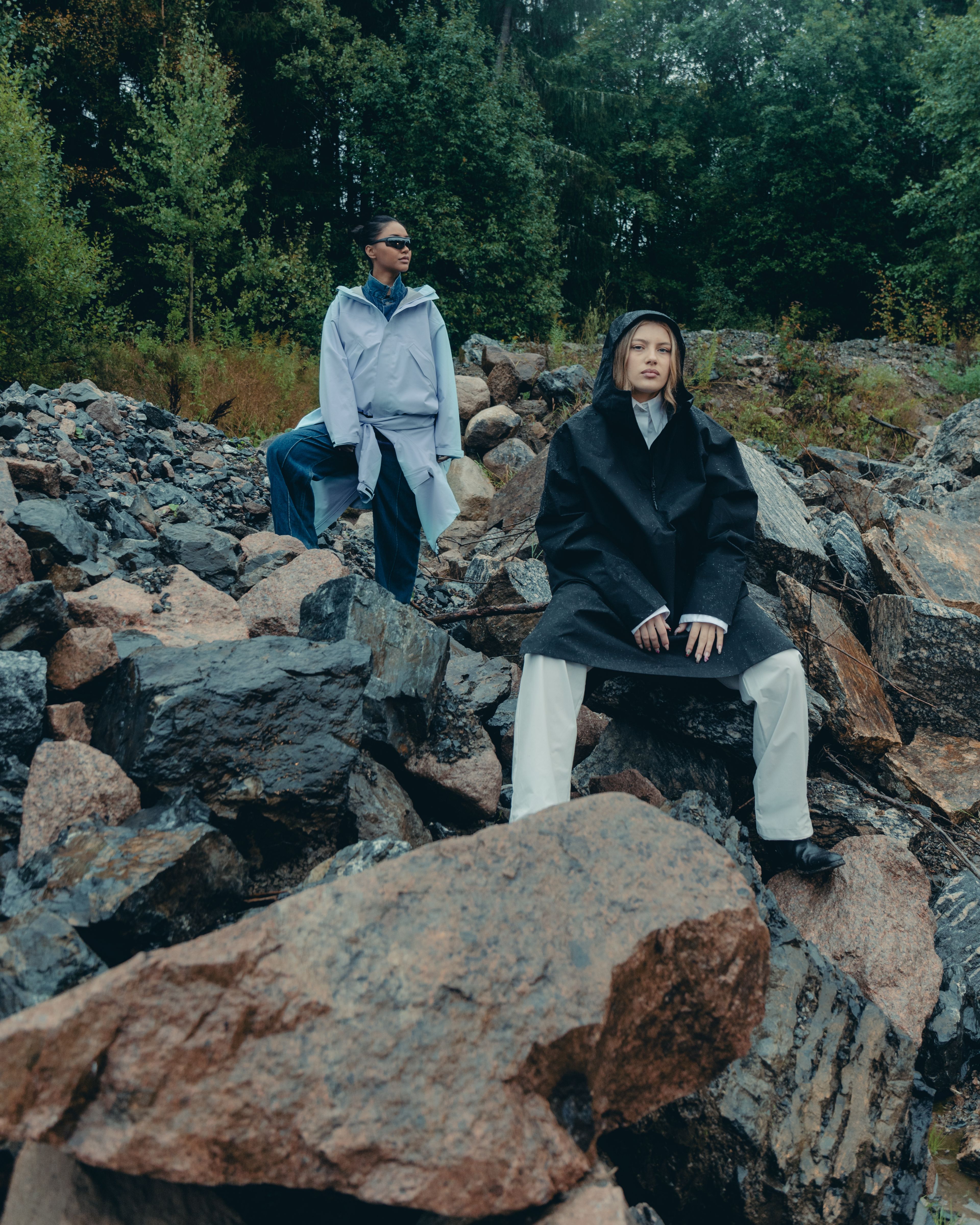 Women wearing the Synes jacket and Aalesund poncho from BLÆST