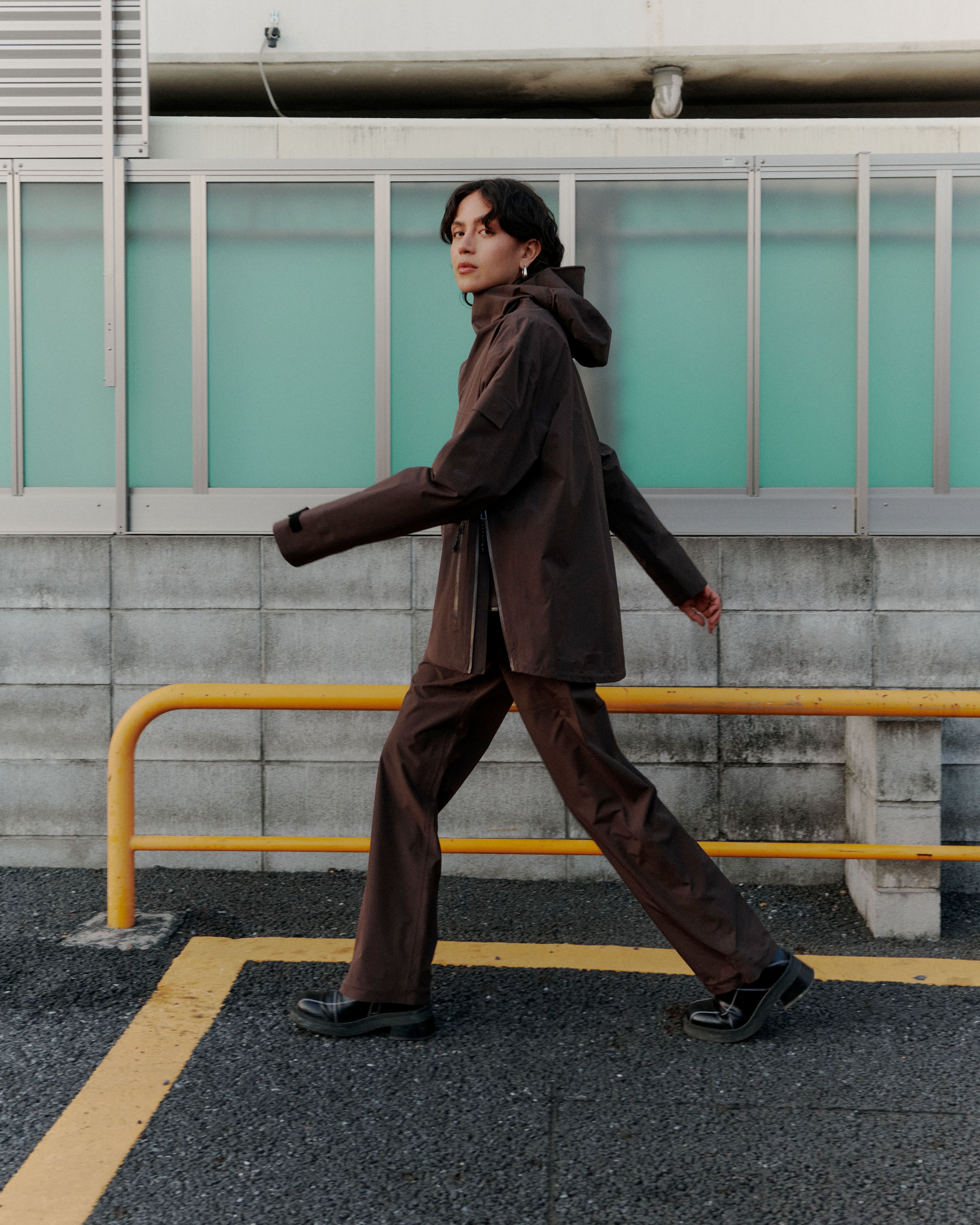 Woman wearing the Nørve pant and Signalen anorak from BLÆST