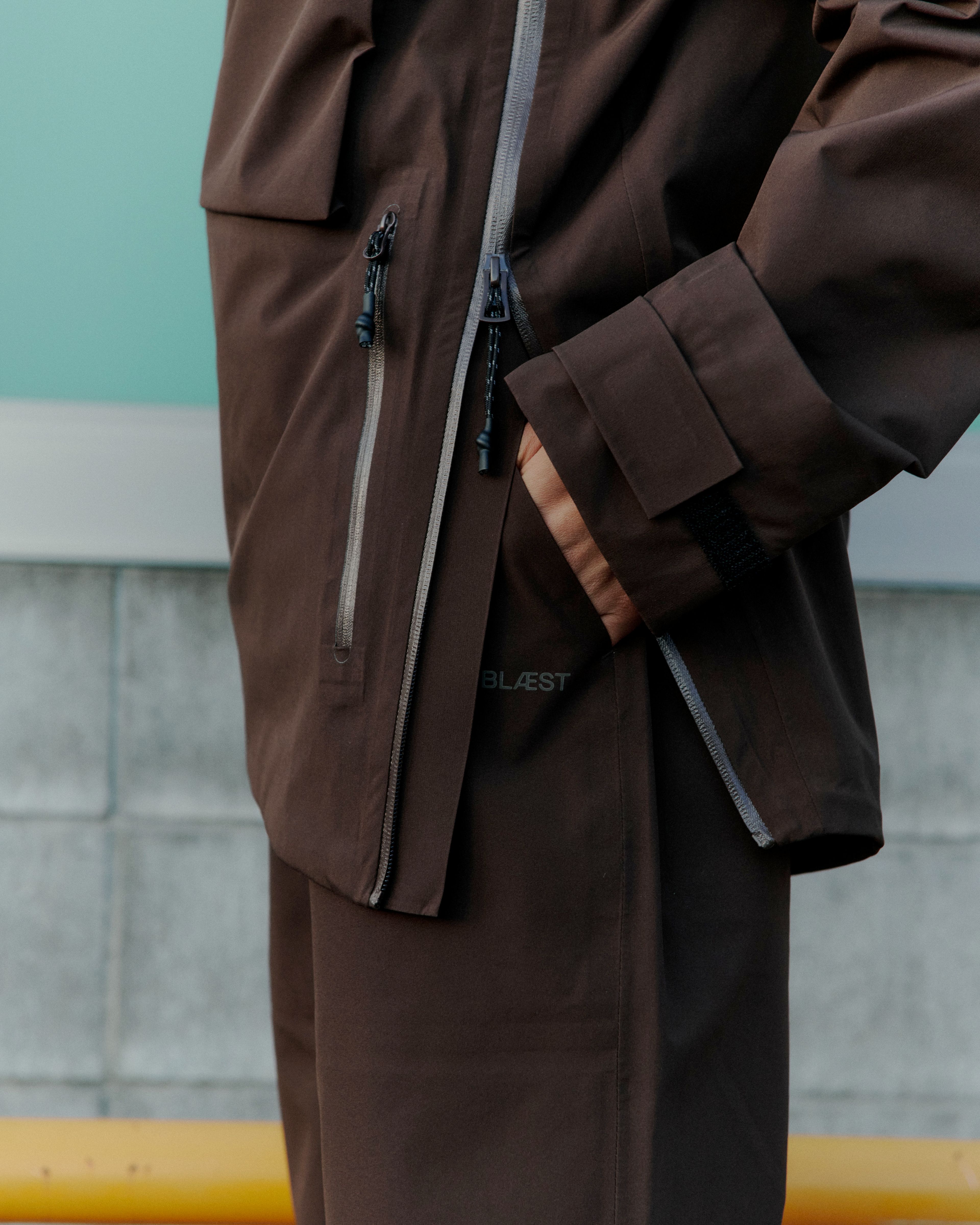 Woman wearing the Signalen anorak and Nørve pant