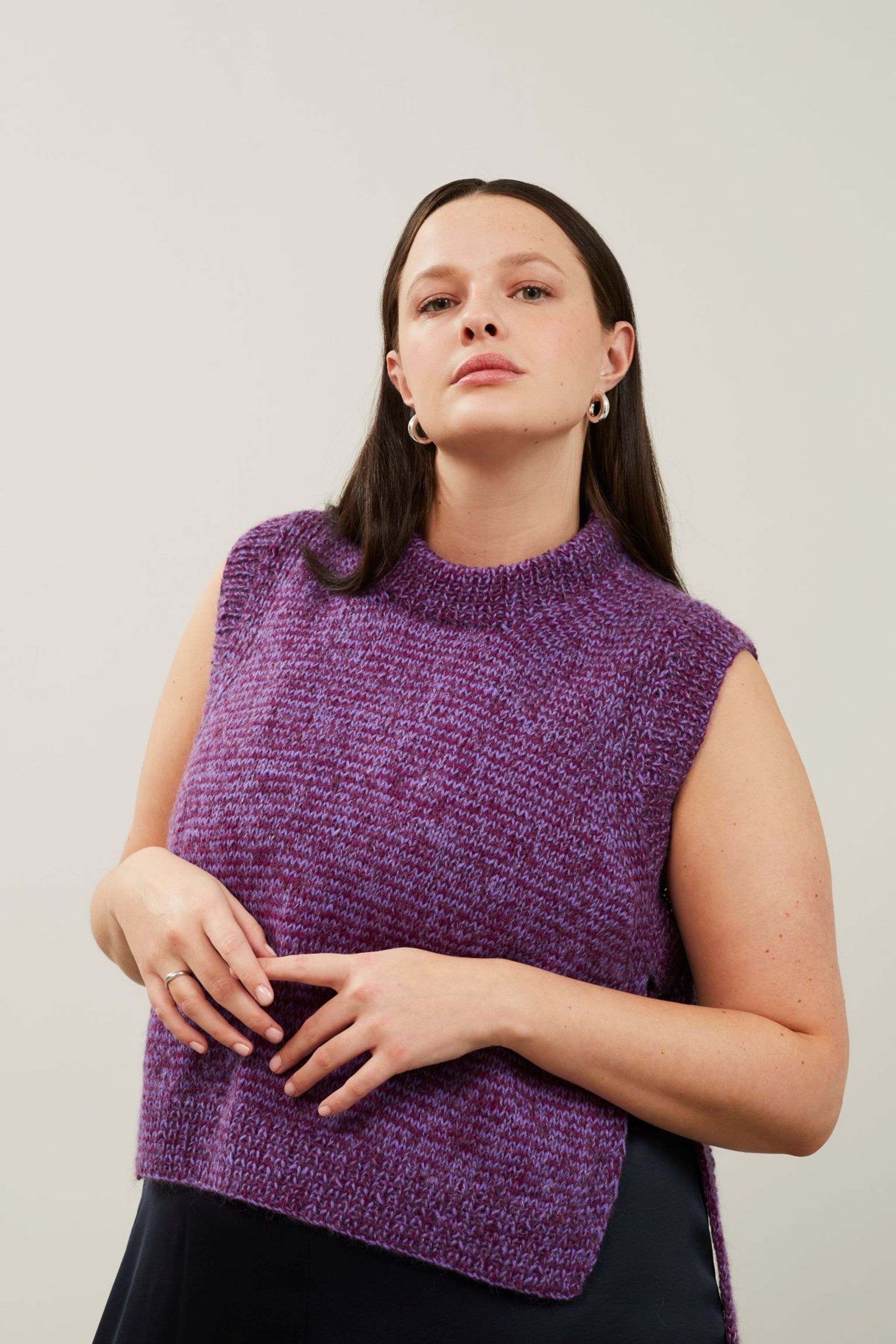 strikkeoppskrift-p-vest-til-dame-trendy-og-tidl-se-design-fra-rauma-garn