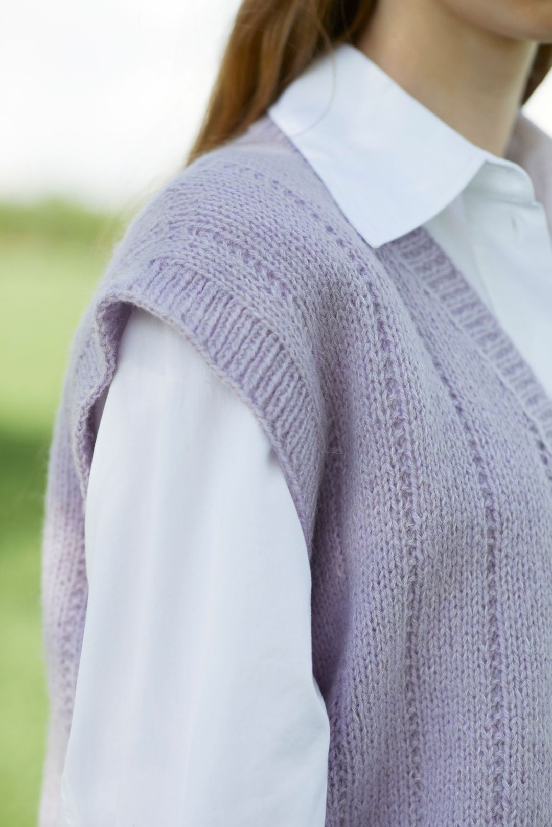 strikkeoppskrift-p-vest-til-dame-trendy-og-tidl-se-design-fra-rauma-garn