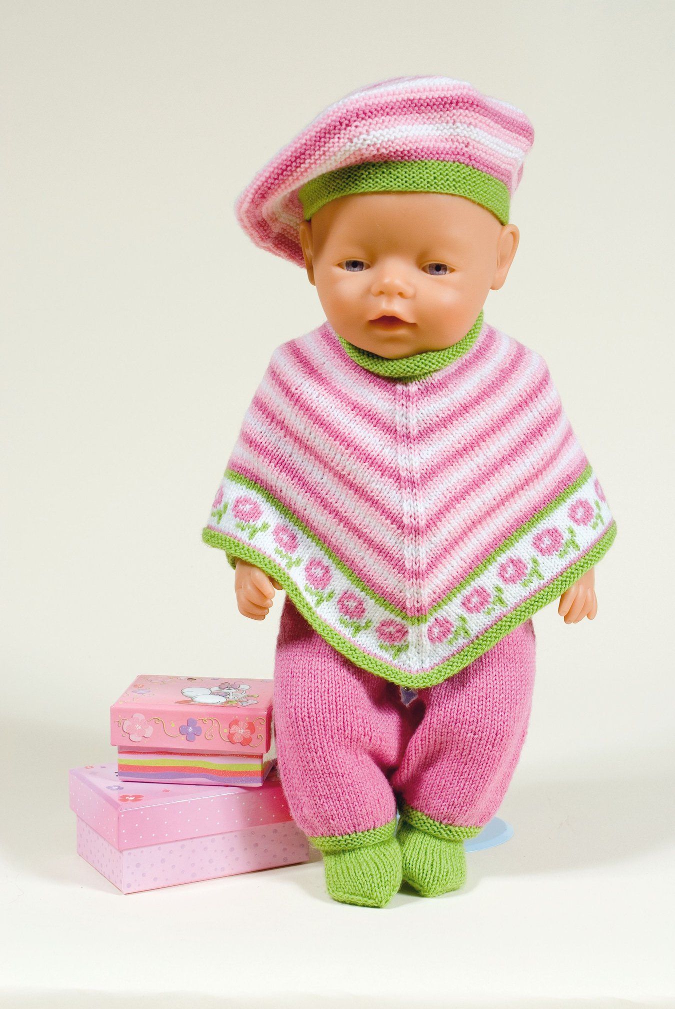 Poncho, dress, lue og sokker-Småstrikk 5- 3 - Poncho, dress, lue og sokker