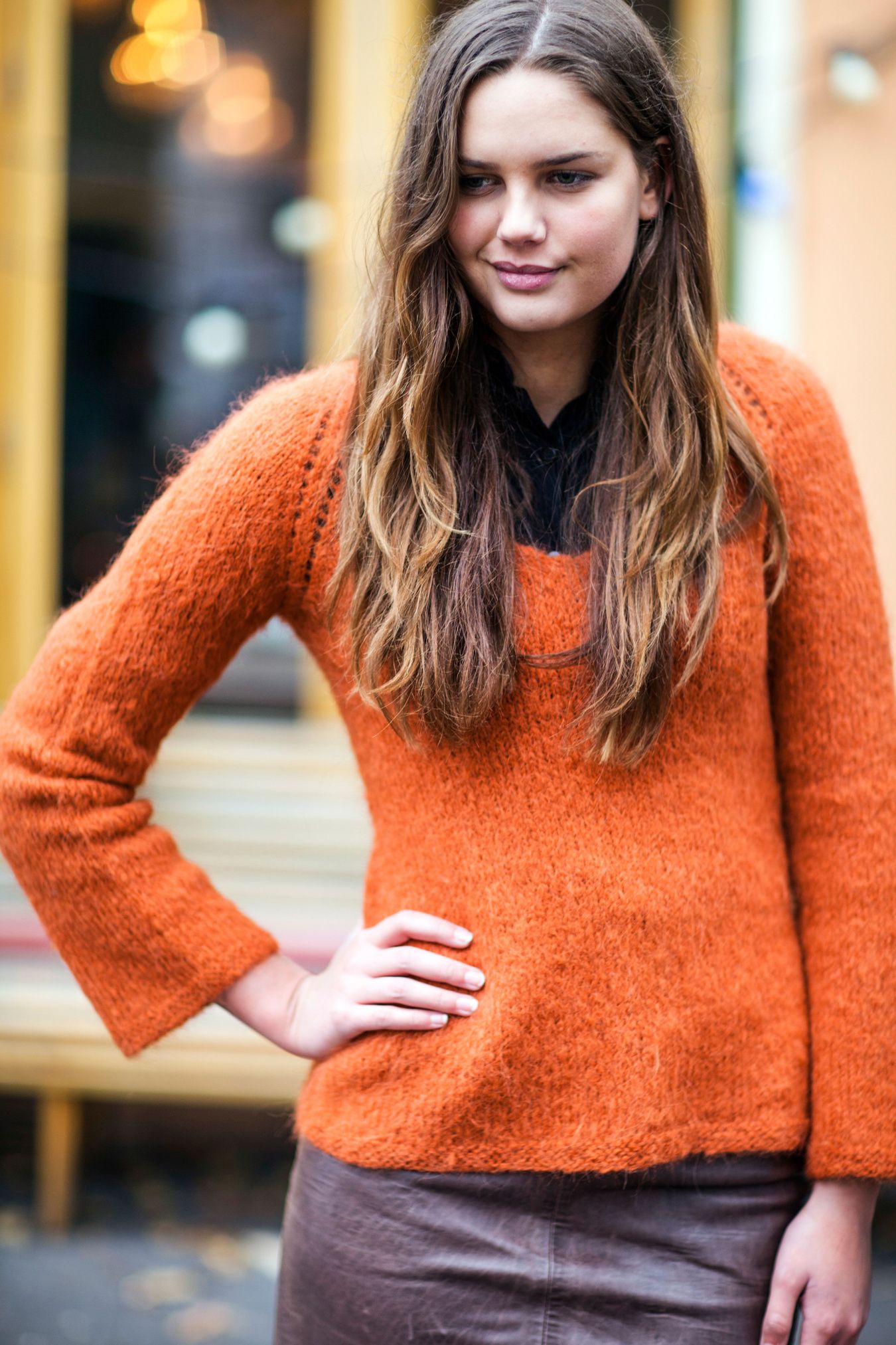Mohair Poncho med ribbetrikket hals, heklerosett og pulsvarmere-Mohair 2-9 - Poncho med ribbetrikket hals, heklerosett og pulsvarmere