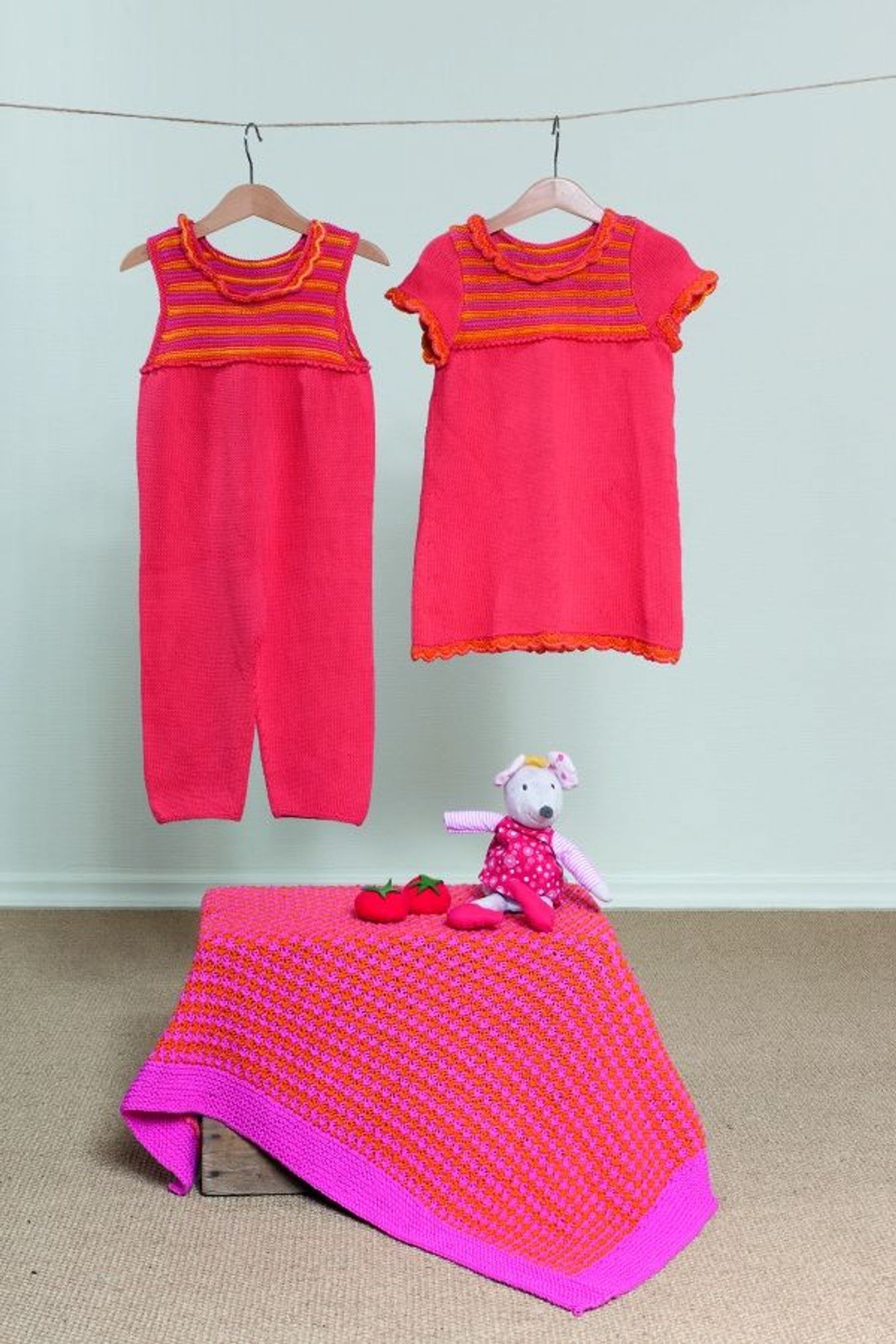 Baby Kjole, bukser, lue og sokker-Baby 18-9 - Kjole, bukser, lue og sokker