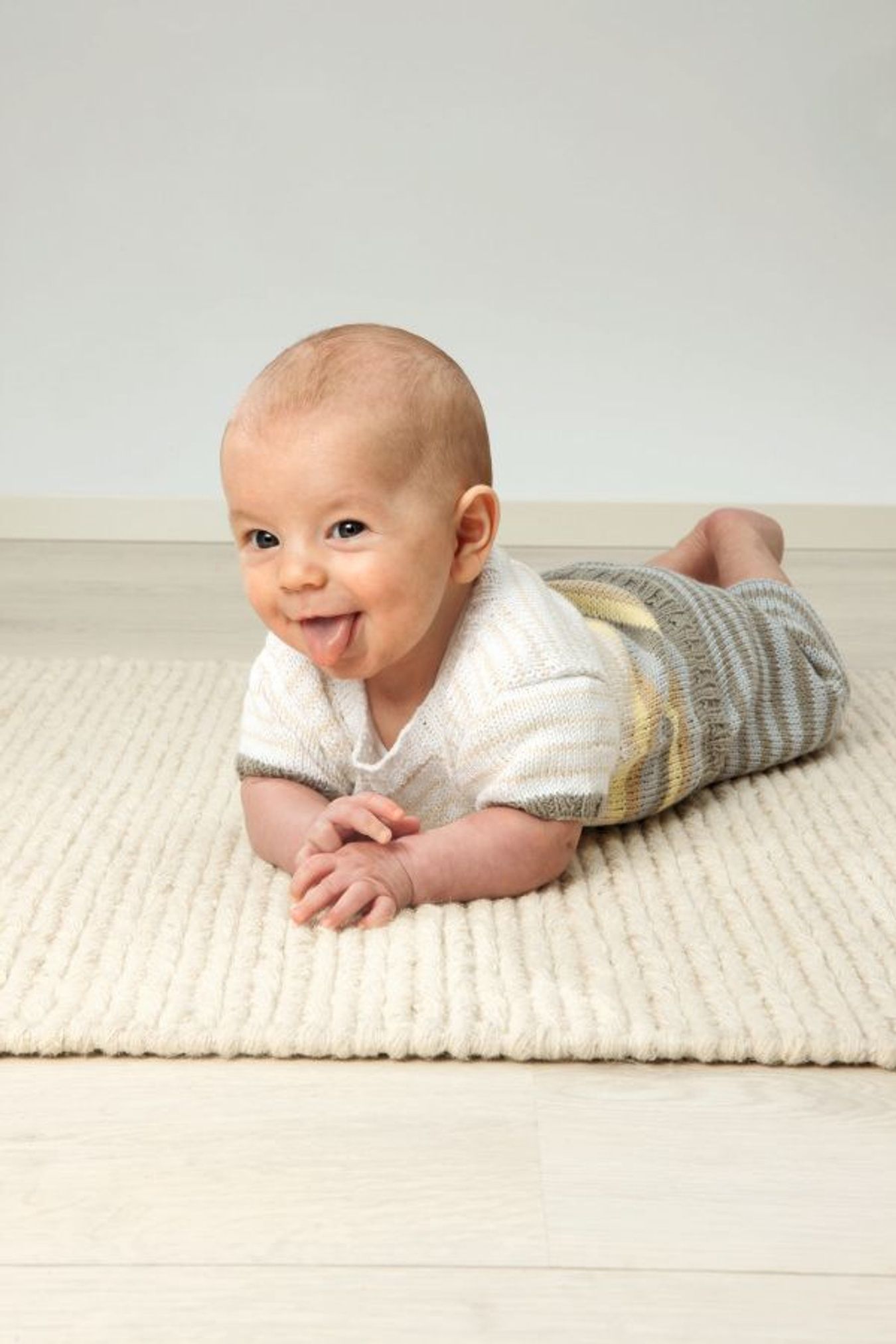 Baby Genser, kortbukse og pute-Baby 22-7 - Genser, kortbukse og pute