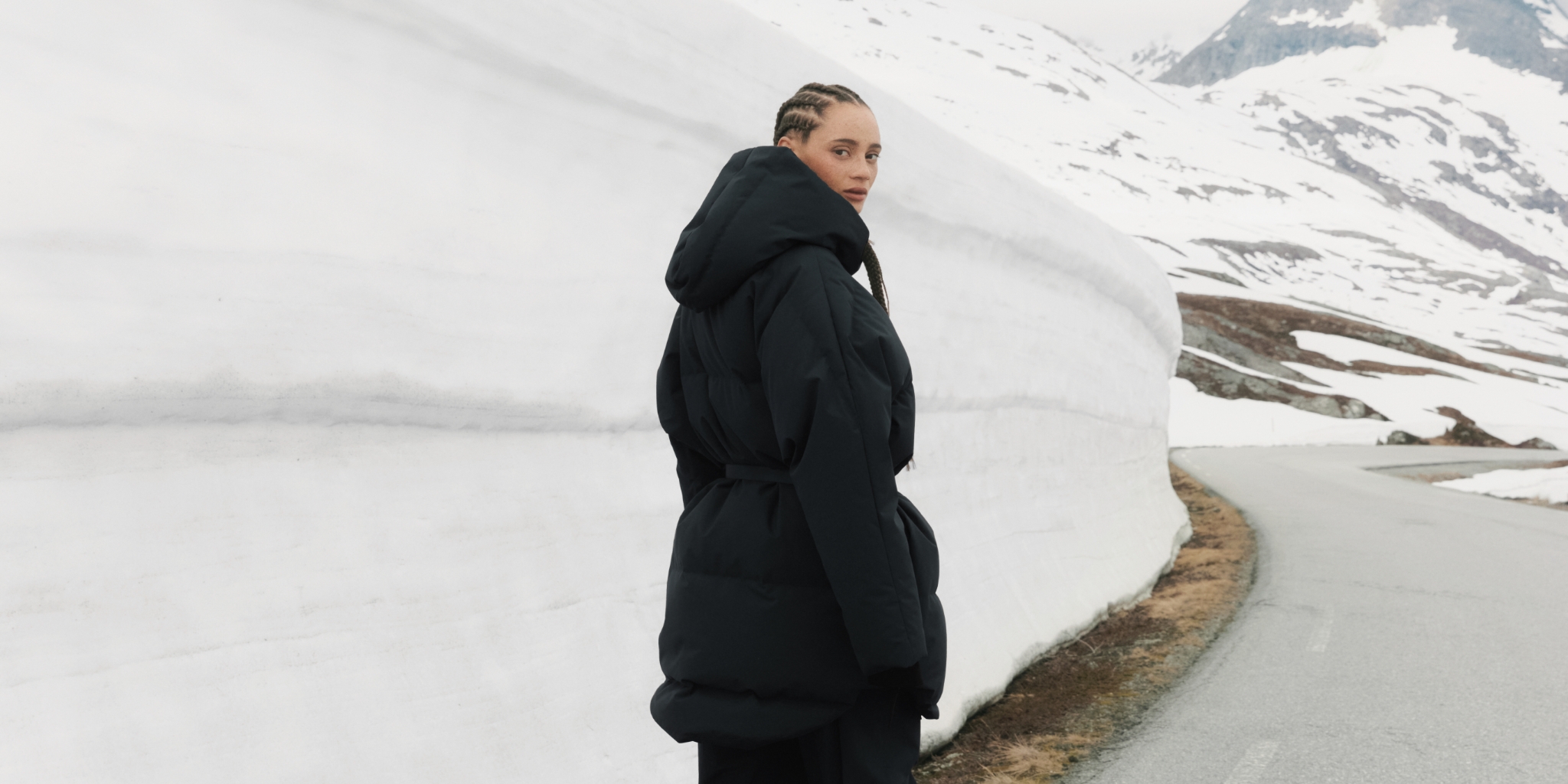 Woman wearing the Spitsbergen jacket from BLÆST in black.