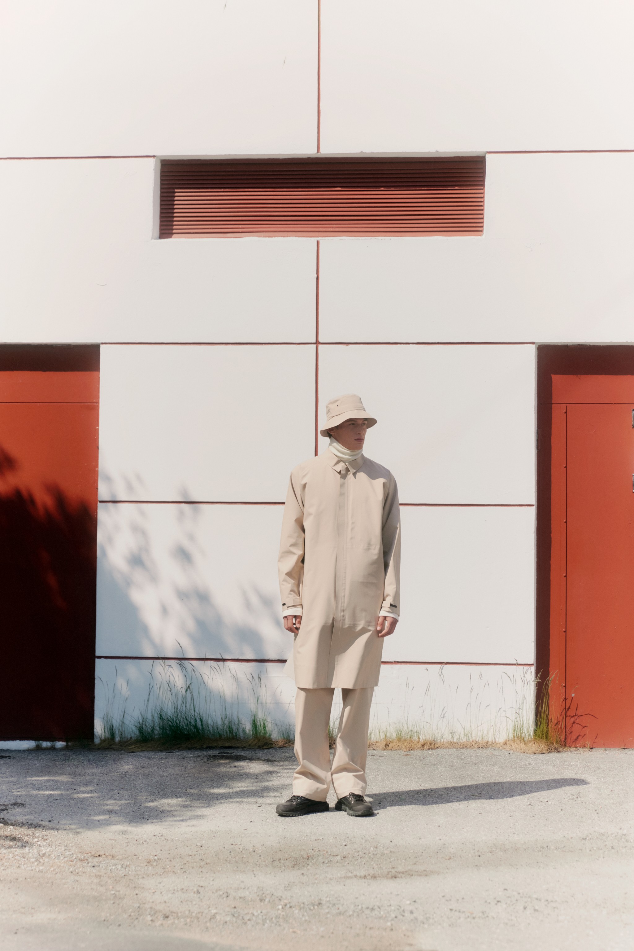 Man wearing the Stad coat from BLÆST in beige