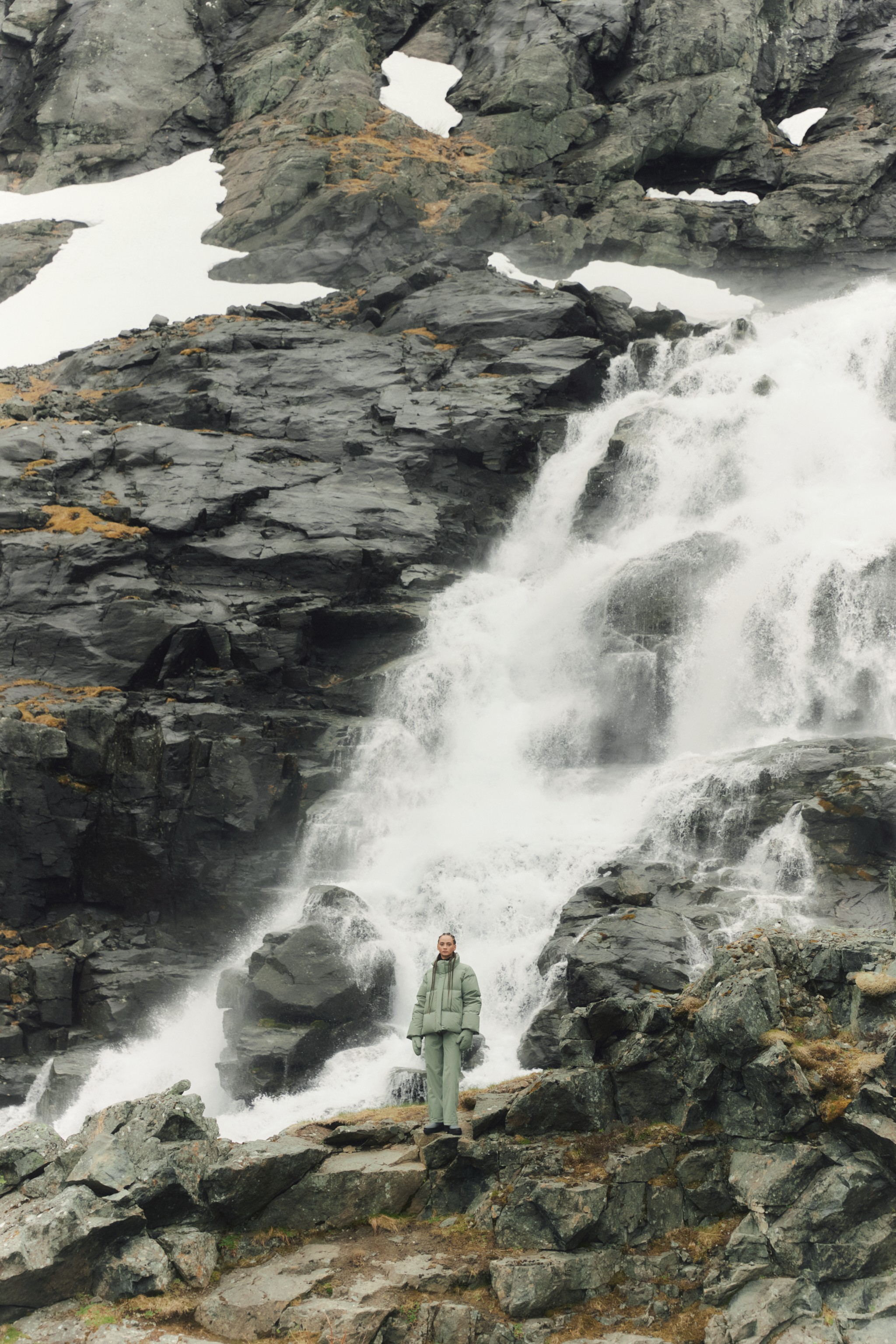 Woman wearing the Sæbø jacket from BLÆST while on an adventure in the mountains