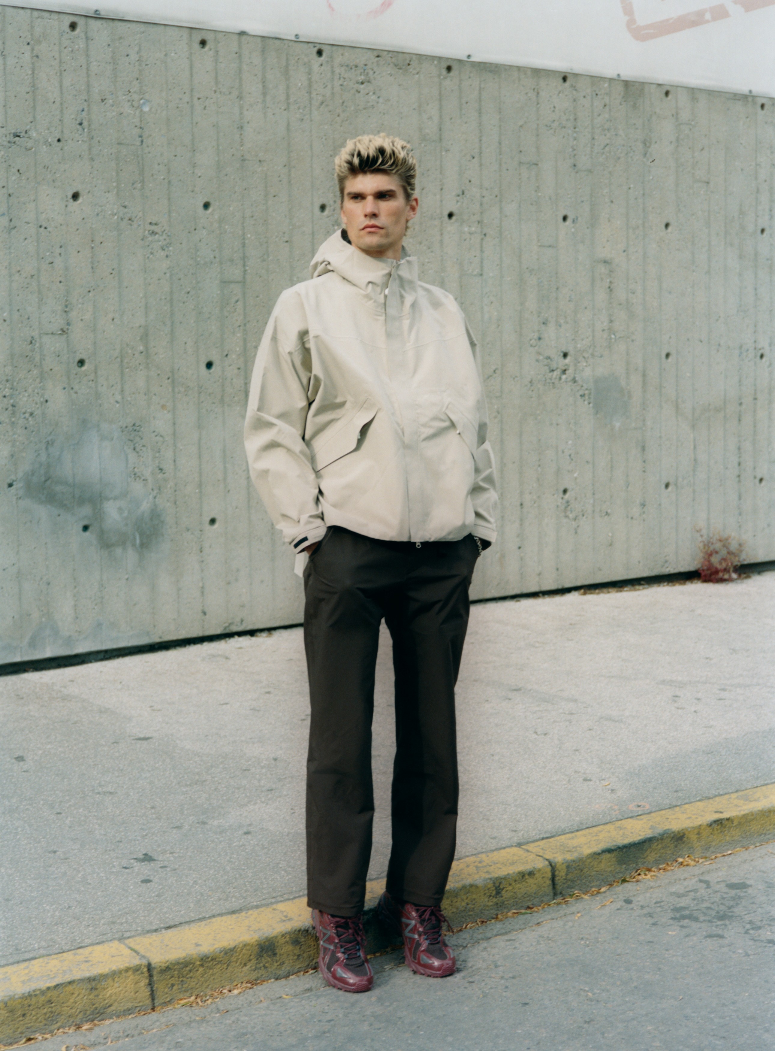 Man wearing the Synes jacket and Nørve pant from BLÆST