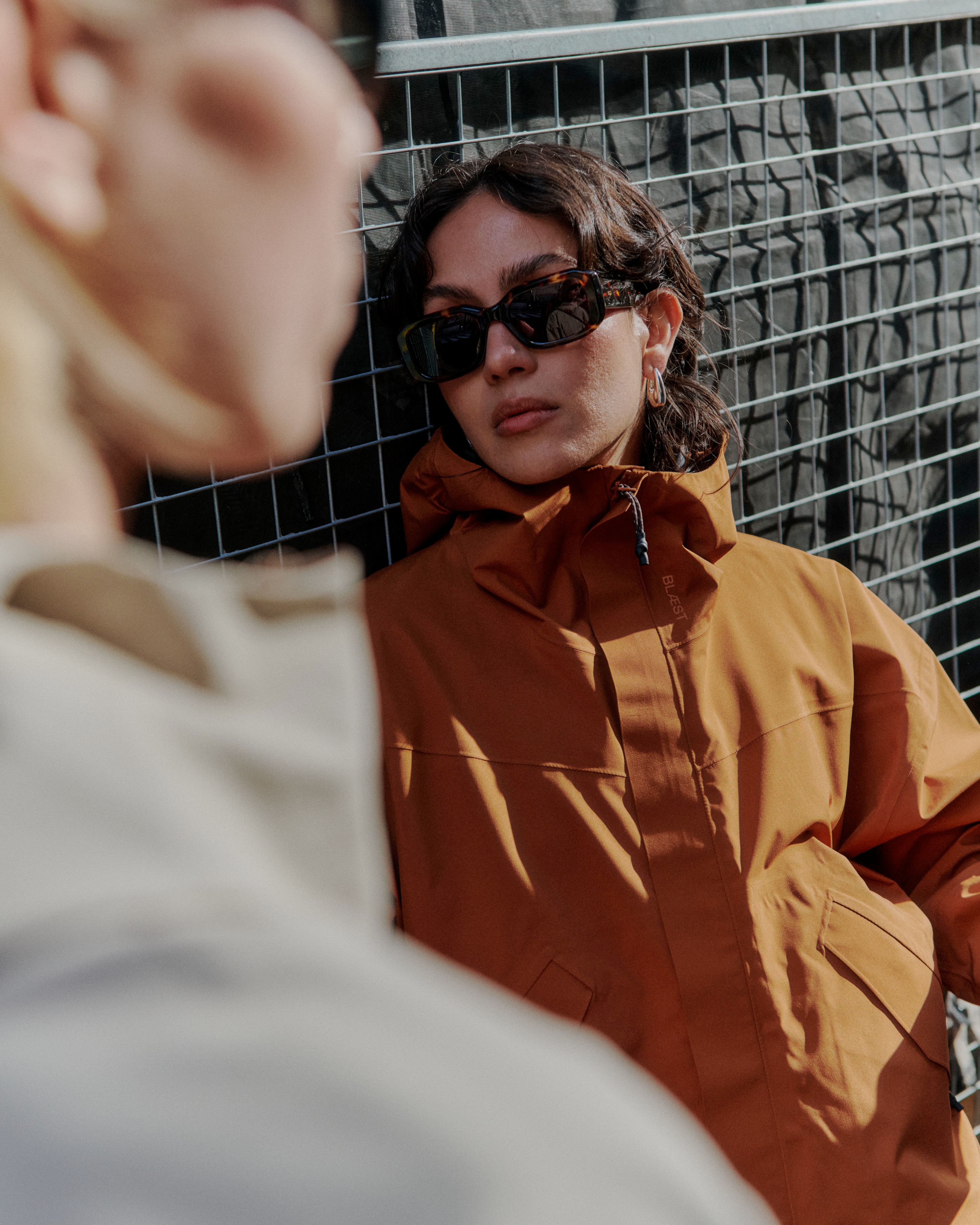 Woman wearing the Synes jacket from BLÆST in the colour Caramel café